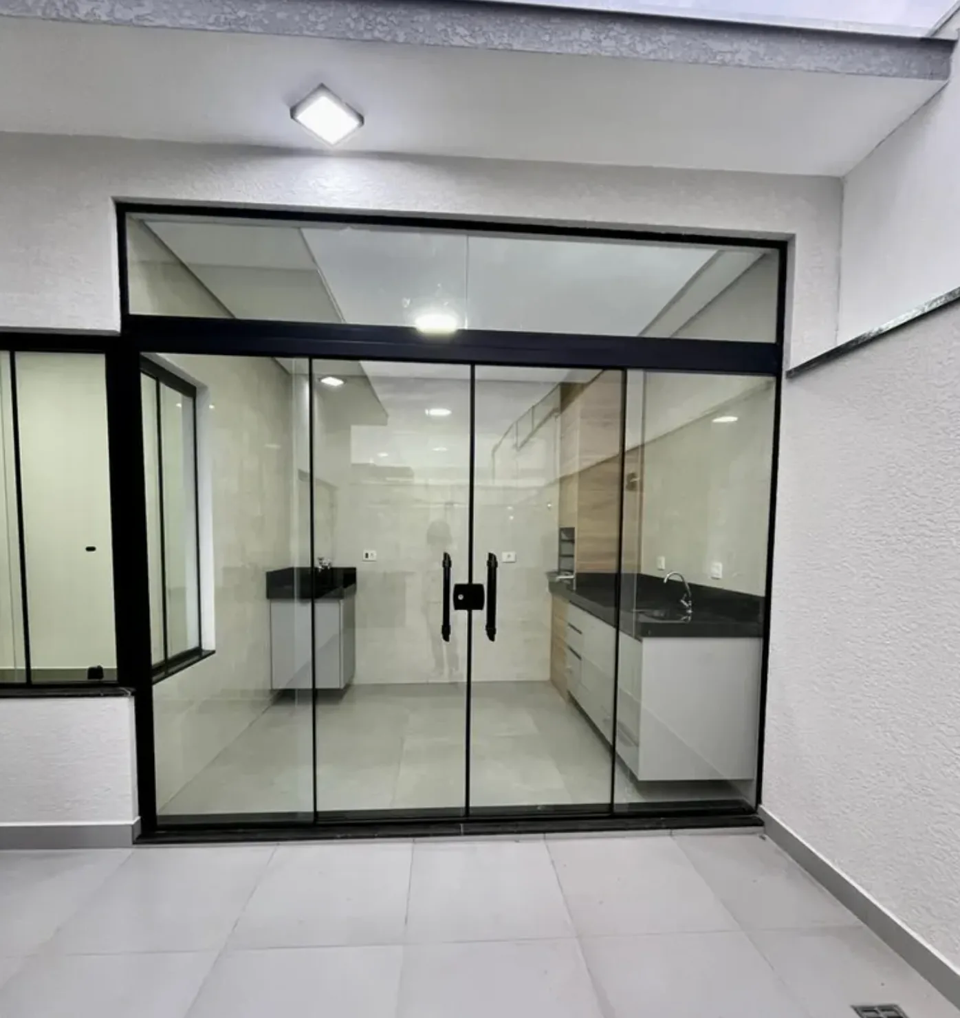 Vista da área gourmet com porta de vidro