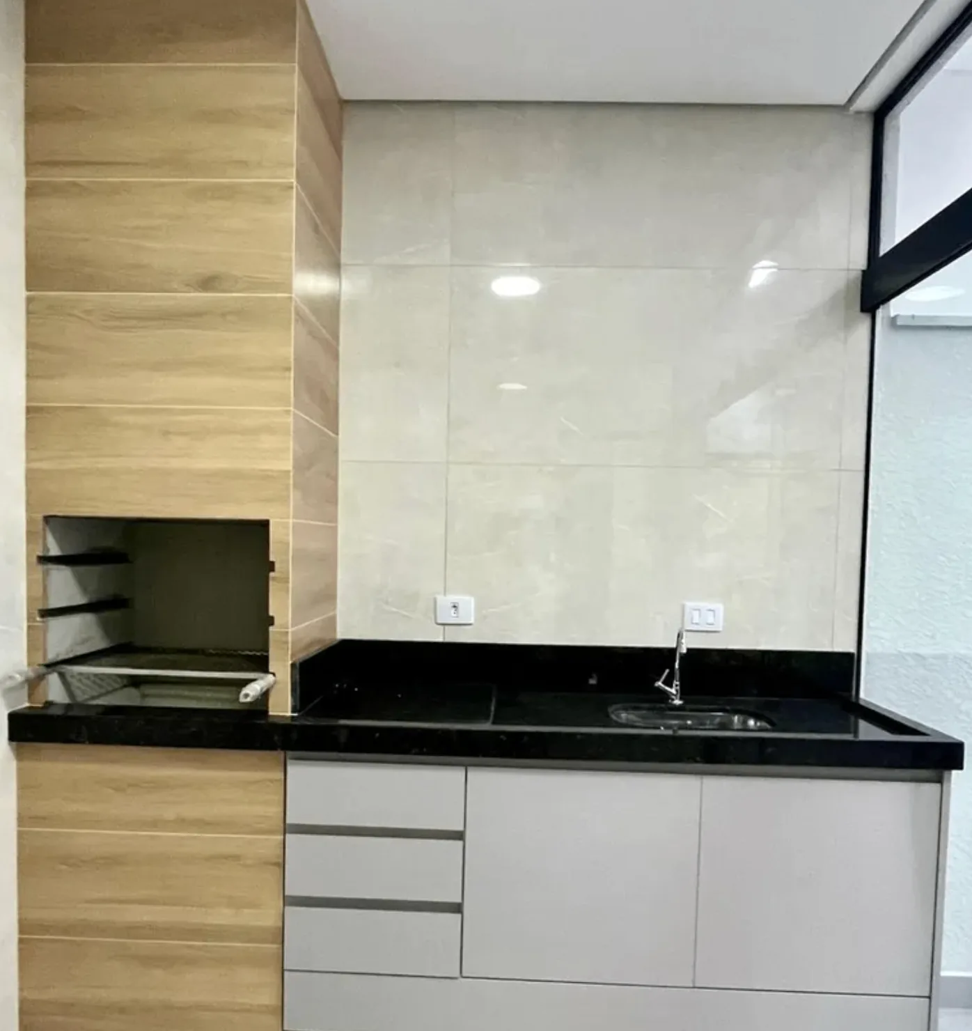 Área gourmet com churrasqueira embutida