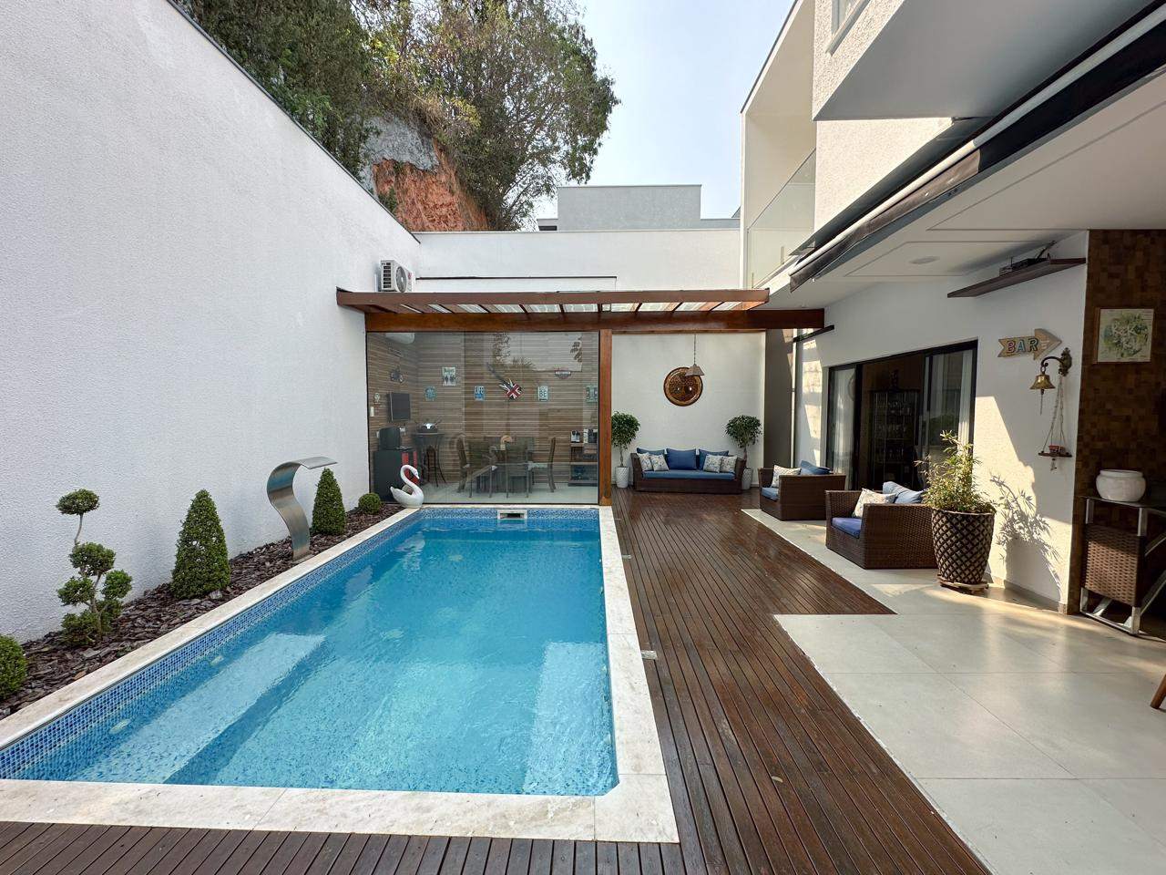 Área de lazer com piscina e integração com espaço gourmet e living