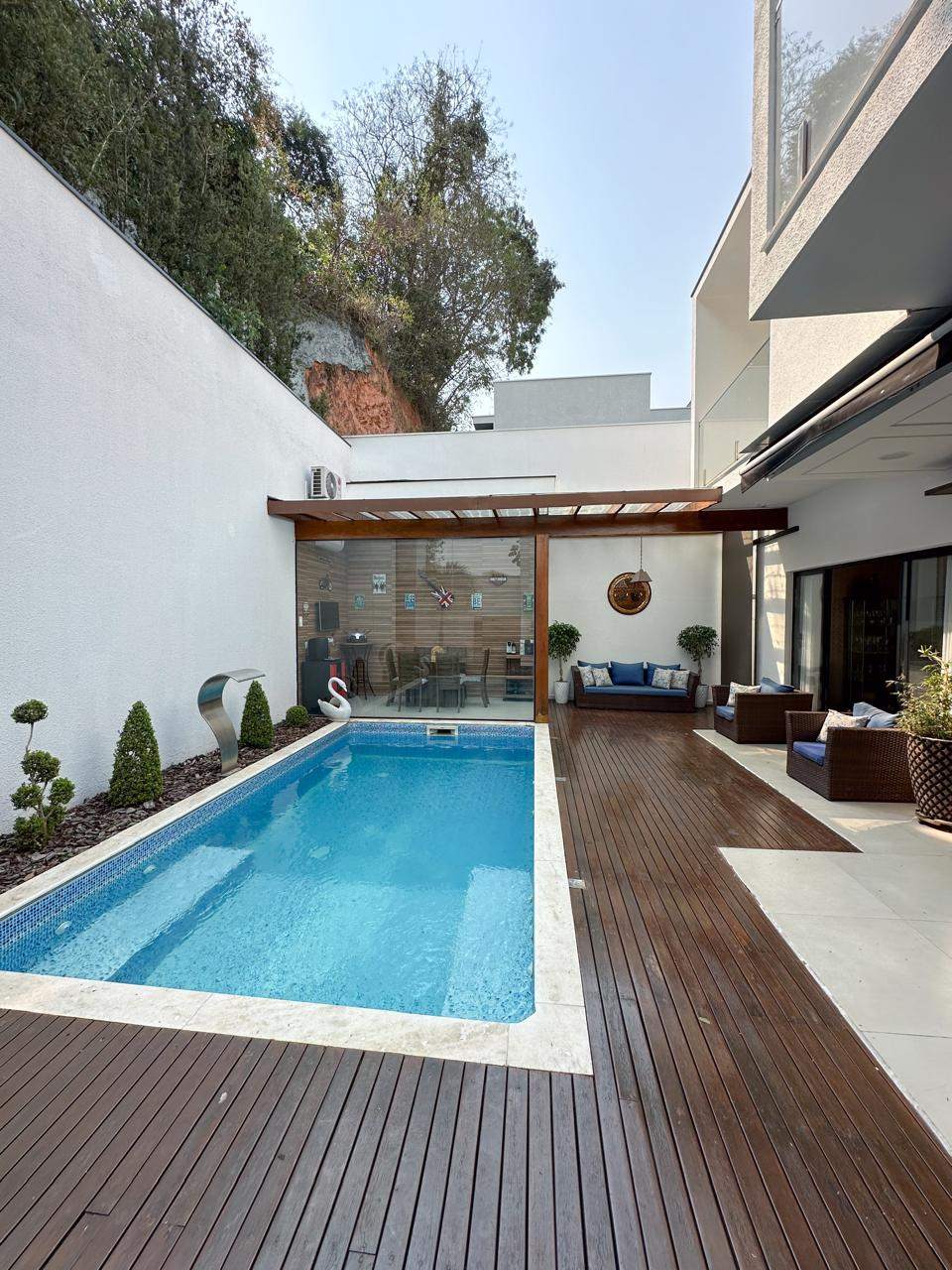 Amplo espaço externo com deck e espreguiçadeiras no Condomínio Villa dos Inglezes